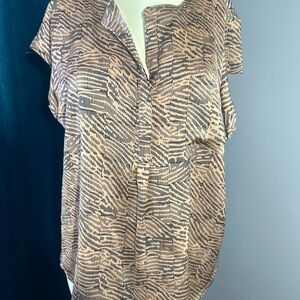 Liz Claiborne Short Sleeve Printed V-Neck Blouse in Beige and Black